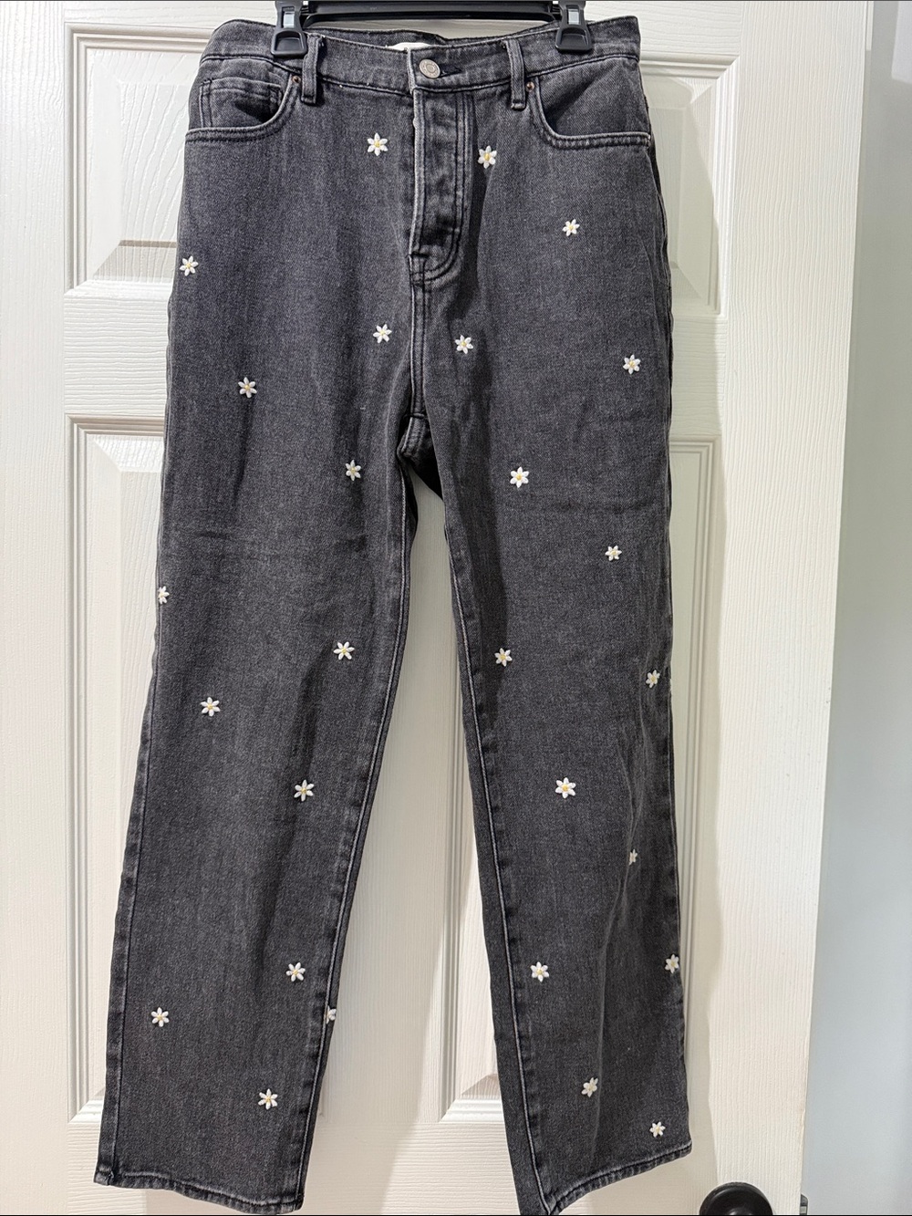PacSun Black Straight-Leg Jeans with White Daisy Embroidery